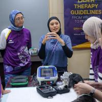 Formazione pratica al seminario veterinario di Giacarta Formazione sui trattamenti di laserterapia con il dispositivo M-VET