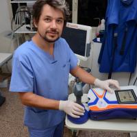 Dr Giordano Nardini mit Mphi Vet Orange Lasergerät 
